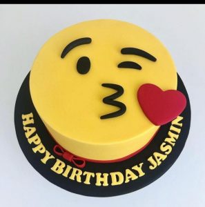 Kiss emoji cake