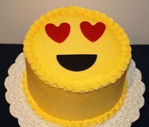 Smiling face with heart eyes emoji cake