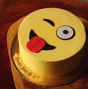 Wink emoji cake
