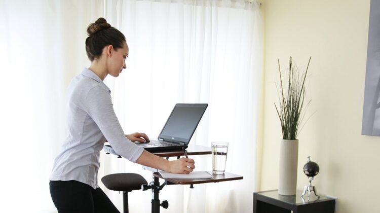 WHAT ARE THE HEALTH BENEFITS OF A STANDING DESK?